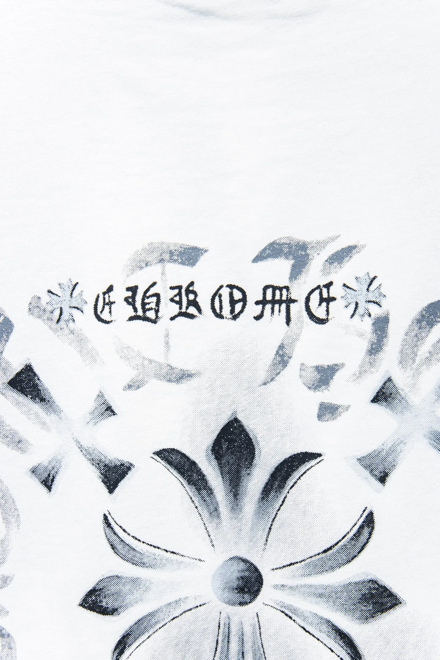 🅿️180 Style No.: 7058# Chrome hearts• 25ss ⚠YB custom-woven and custom-dyed fabric, color, printing, version, accessories. The fabric is woven by imported machines. The uniqueness of the cloth texture creates a perfect ready-made effect. The fabric is made of 260-gram clean cloth with 320-gram 1*1 rib. 4-color environmentally friendly custom-dyed fabric, and the threads are in the same cylinder without color difference.  Gradient graffiti on garments, hand-made graffiti technology on garments, the details of the collar, pockets, cuffs, and front and rear threads are clearly visible. The printing uses Japanese BROTHER white ink digital direct-injection garment printing. This model is a global limited edition. In order to present a product like a work of art, after a long period of repeated determination of details, a very high-standard garment is presented. The front chest is made of direct-injection printing environmentally friendly glue material, using a mechanized printing process. Mechanical printing has high precision, the positioning accuracy can reach ±0.02mm, and the quality is stable.   The body is treated with graffiti elements, which greatly increases the interest of the clothing; it has a unique visual effect. The special washing effect creates a unique aged effect.  Croix Heart Short Sleeve must be the first short-sleeved piece in spring and summer that blurs the boundaries of unisex style. It has a classic dropped shoulder oversize version and a loose and casual upper body.  Color: Black White Size: S M L XL